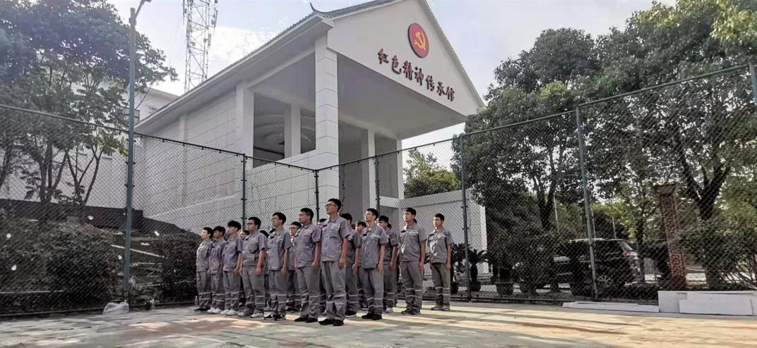 “金”日青年、“晟”装启程